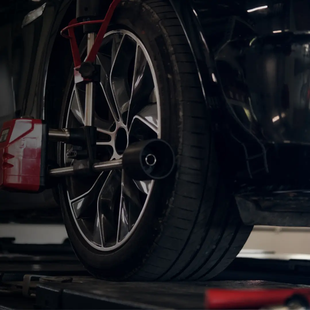 Detaljbilde fra verksted: felg og hjulmaskin